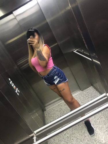 Çekici oral yapan escort Ekim